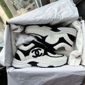 Chanel 22A CC logo sneaker trainer